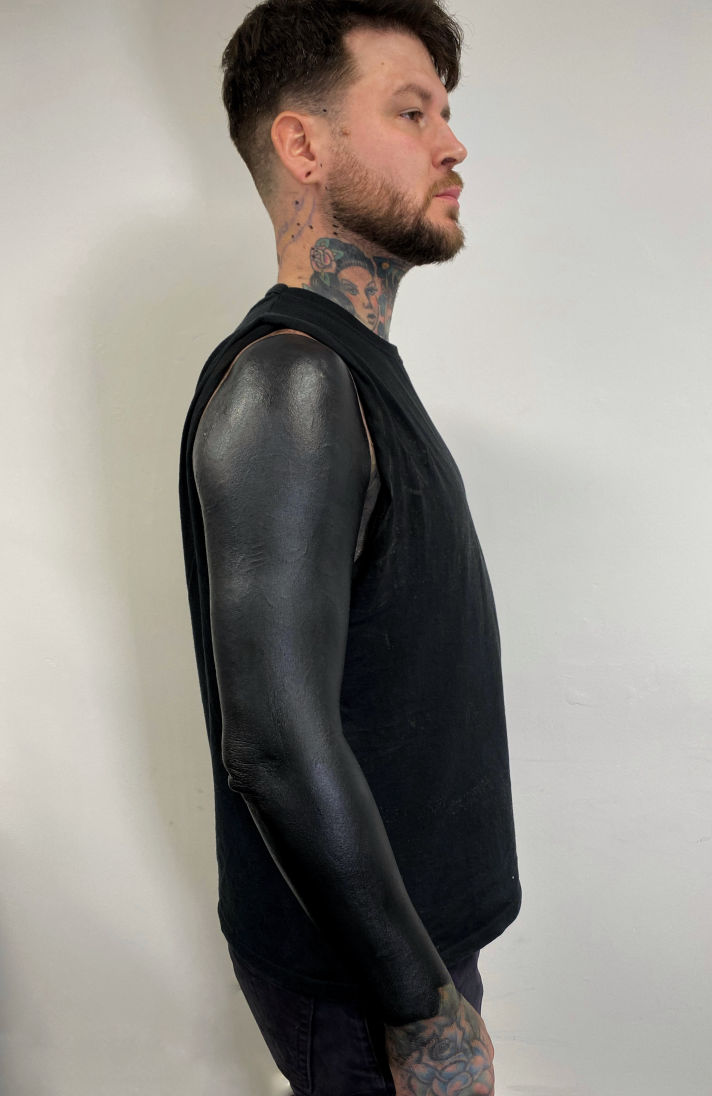 Manga de brazo en blackwork — negros sólidos y contraste