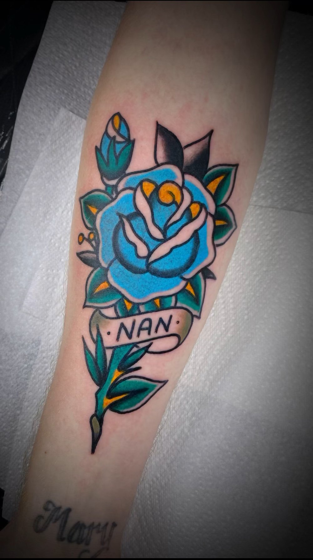 Rosa azul tradicional a color con banderín NAN — pieza personalizada